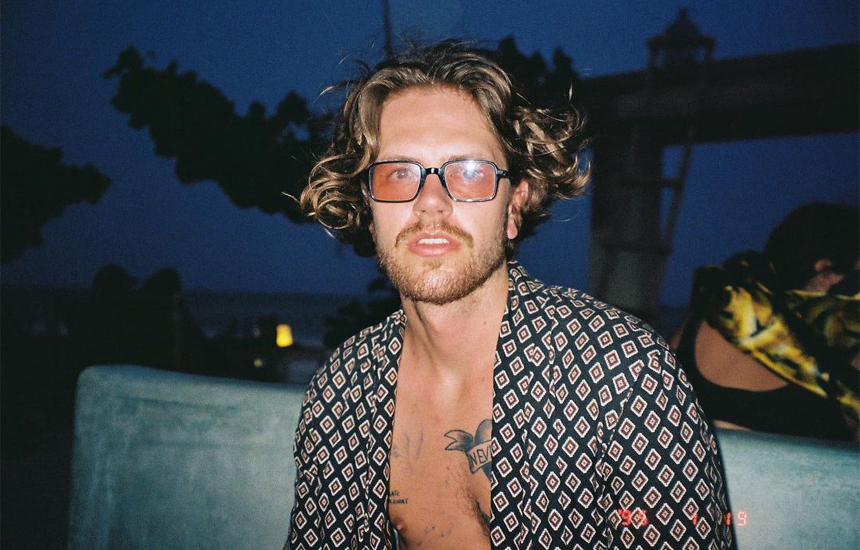@thomaskaer wears The SHINDIG SUN in Black with New York Rose Tint!