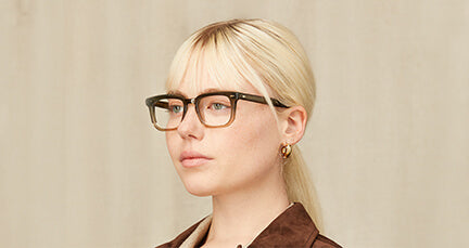 Model is wearing The ZISSEL in Khaki