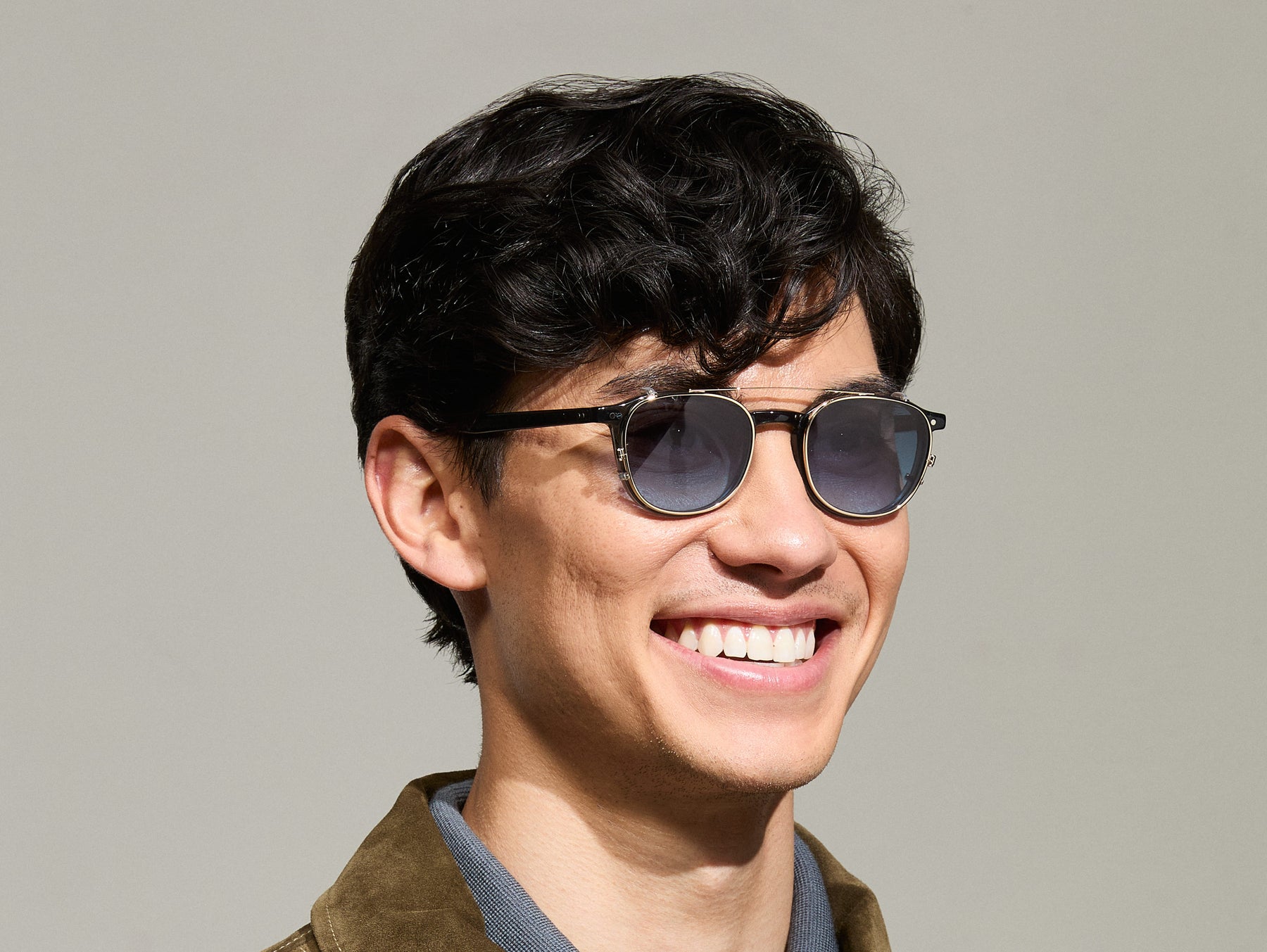 Model is wearing The ARTHUR CLIP in Gold in size 48 with Denim Blue Tinted Lenses