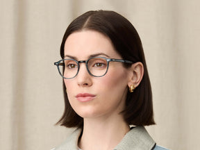 Model is wearing The ARTHUR in size 48 in Ink