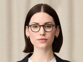 Model is wearing The ARTHUR in size 45 in Matte Black