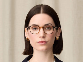 Model is wearing The ARTHUR in size 48 in Tobacco