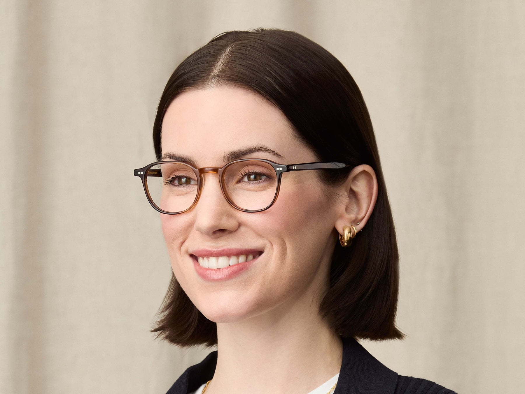 Model is wearing The ARTHUR in size 48 in Tobacco