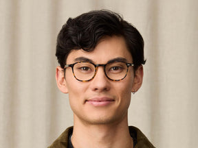 Model is wearing The ARTHUR in size 48 in Tortoise