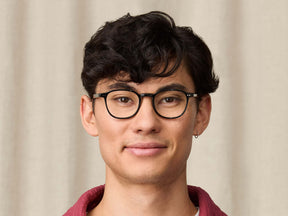 Model is wearing The ARTHUR in size 48 in Black