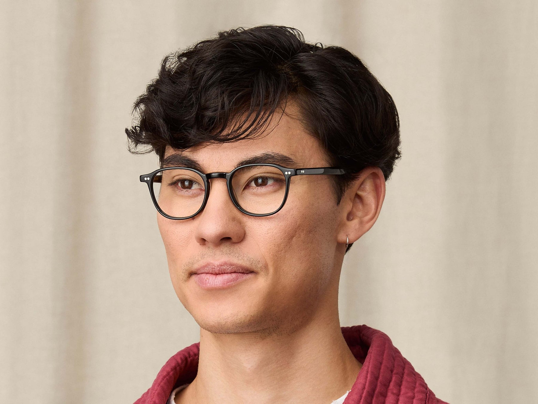 Model is wearing The ARTHUR in size 48 in Black