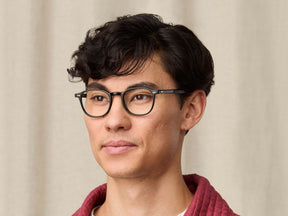 Model is wearing The ARTHUR in size 48 in Black