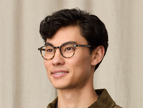 Model is wearing The ARTHUR in size 48 in Tortoise