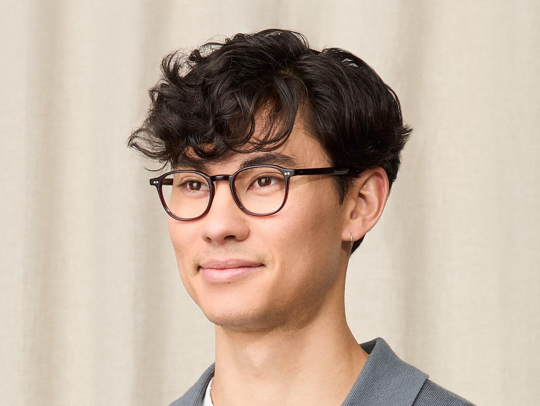 Model is wearing The ARTHUR in size 48 in Burgundy