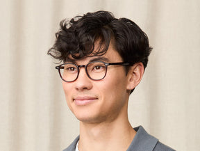 Model is wearing The ARTHUR in size 48 in Burgundy