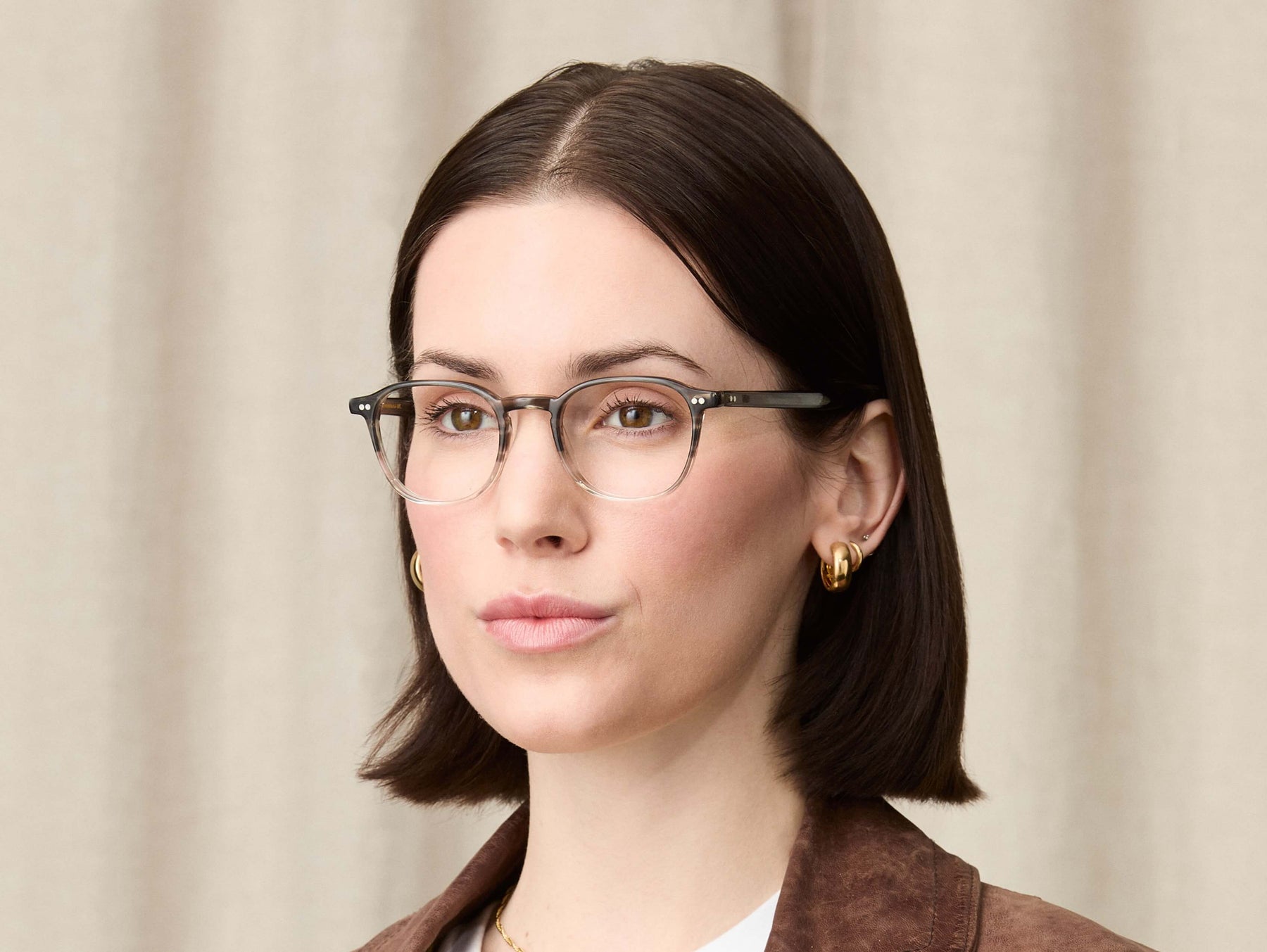 Model is wearing The ARTHUR in size 48 in Charcoal