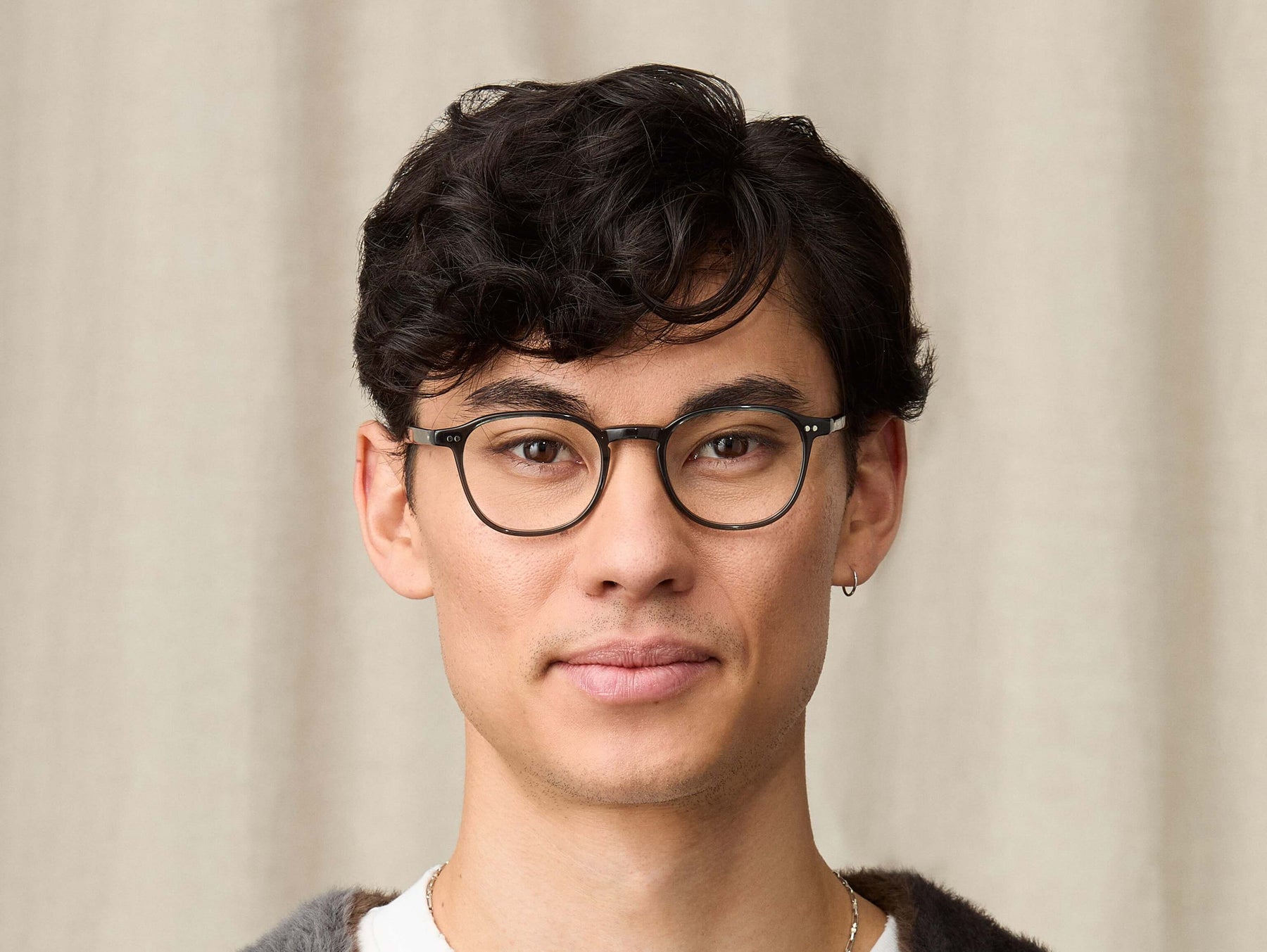 Model is wearing The ARTHUR in size 48 in Dark Grey