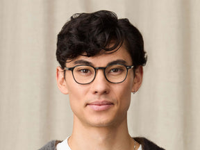 Model is wearing The ARTHUR in size 48 in Dark Grey