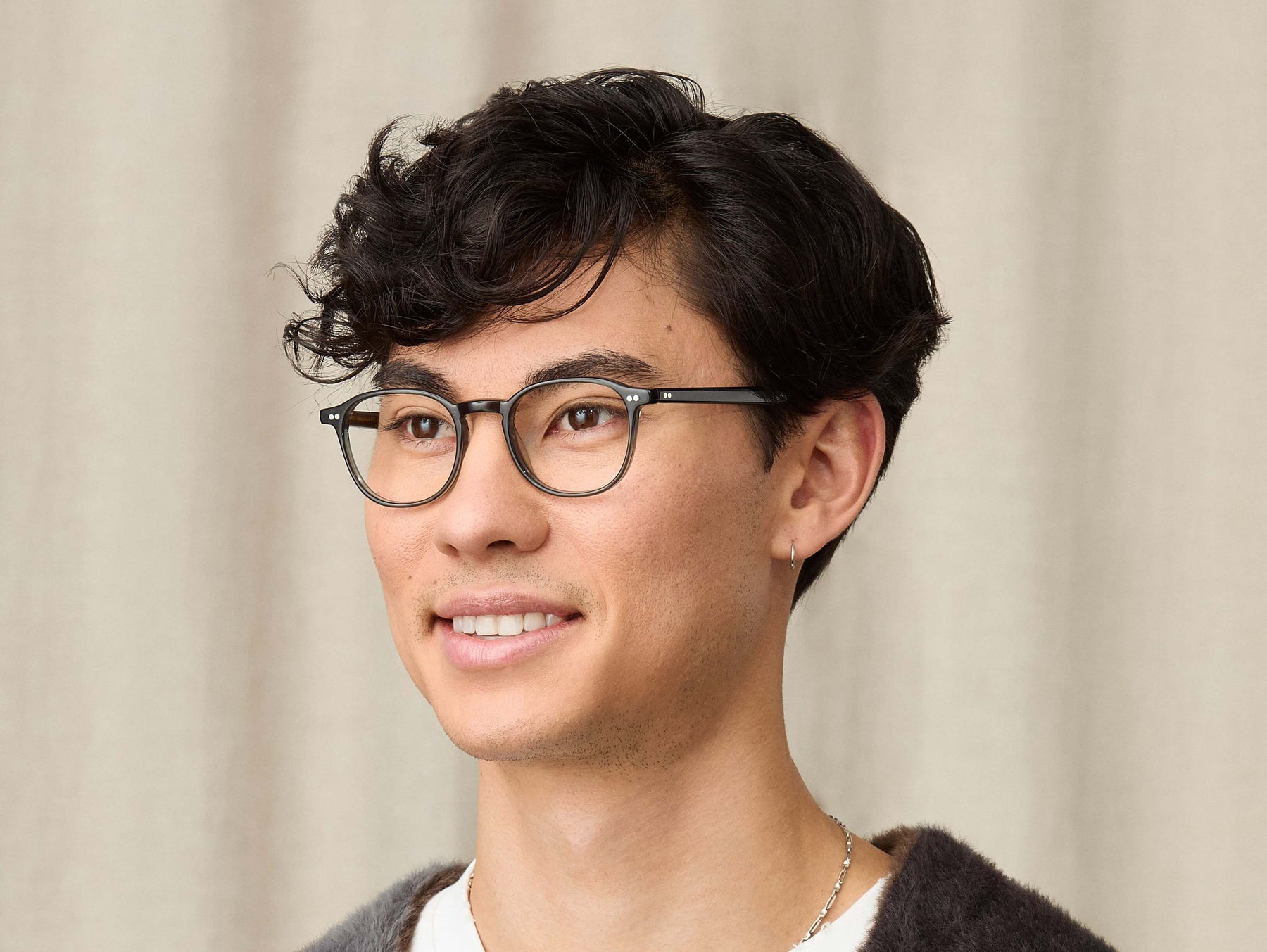 Model is wearing The ARTHUR in size 48 in Dark Grey