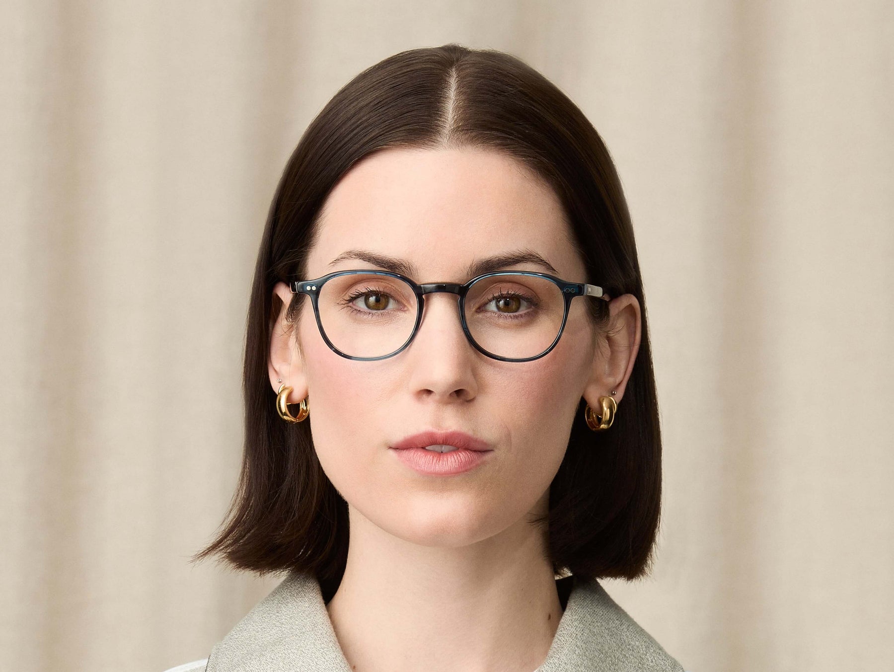 Model is wearing The ARTHUR in size 48 in Ink