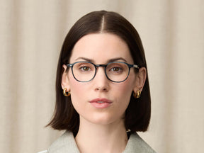 Model is wearing The ARTHUR in size 48 in Ink