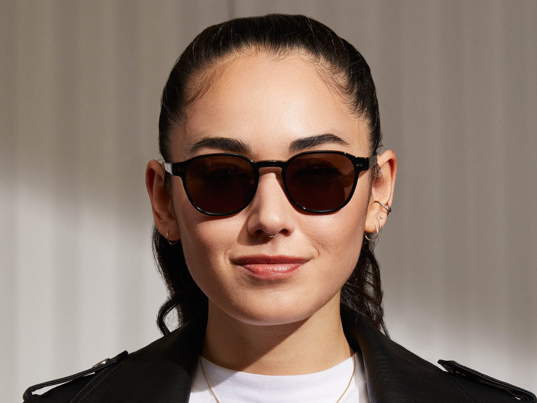 Model is wearing The ARTHUR SUN in Black in size 50 with Grey Lenses