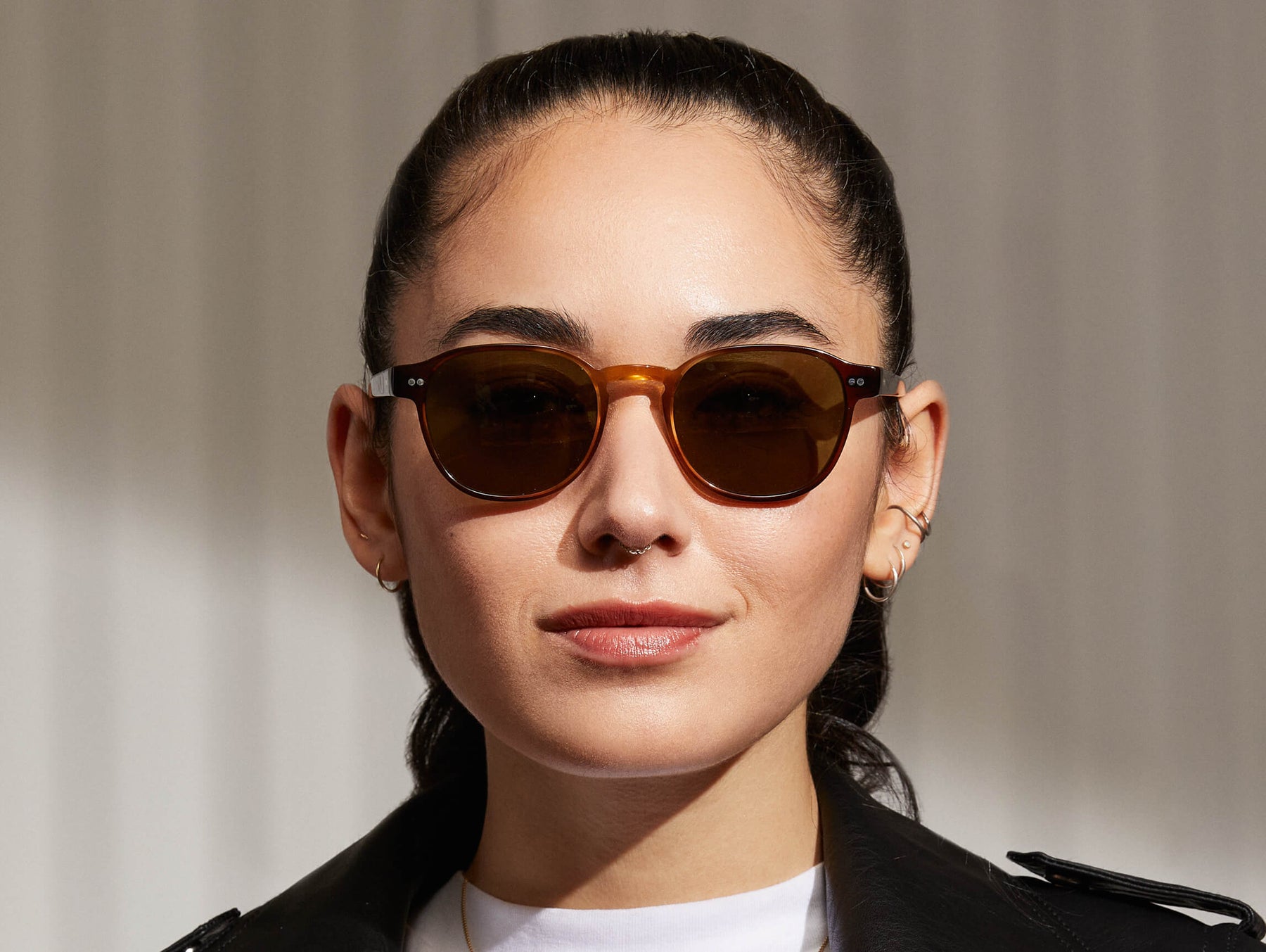 Model is wearing The ARTHUR SUN in Tobacco in size 50 with Green Lenses