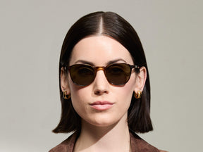 Model is wearing The ARTHUR SUN in Tobacco in size 51 with Ever Green Tinted Lenses