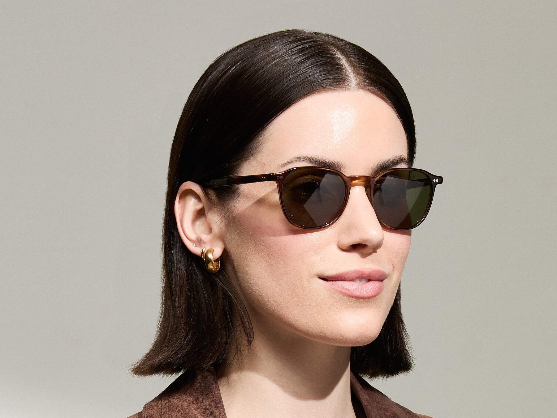 Model is wearing The ARTHUR SUN in Tobacco in size 51 with Ever Green Tinted Lenses