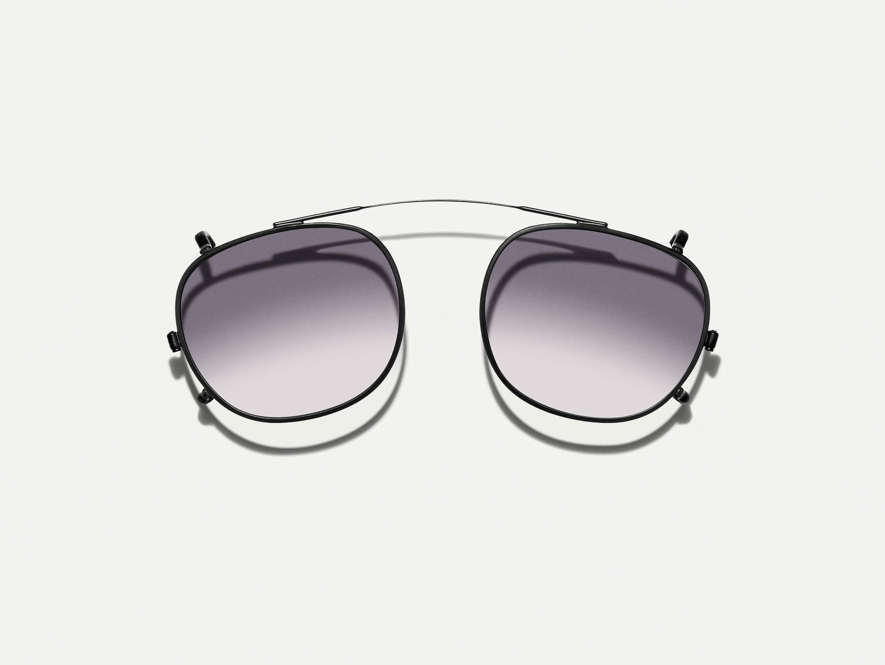 El CLIPTOSH en Matte Black con lentes tintadas American Grey Fade