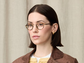 Model is wearing The COSNIC in size 44 in Tortoise