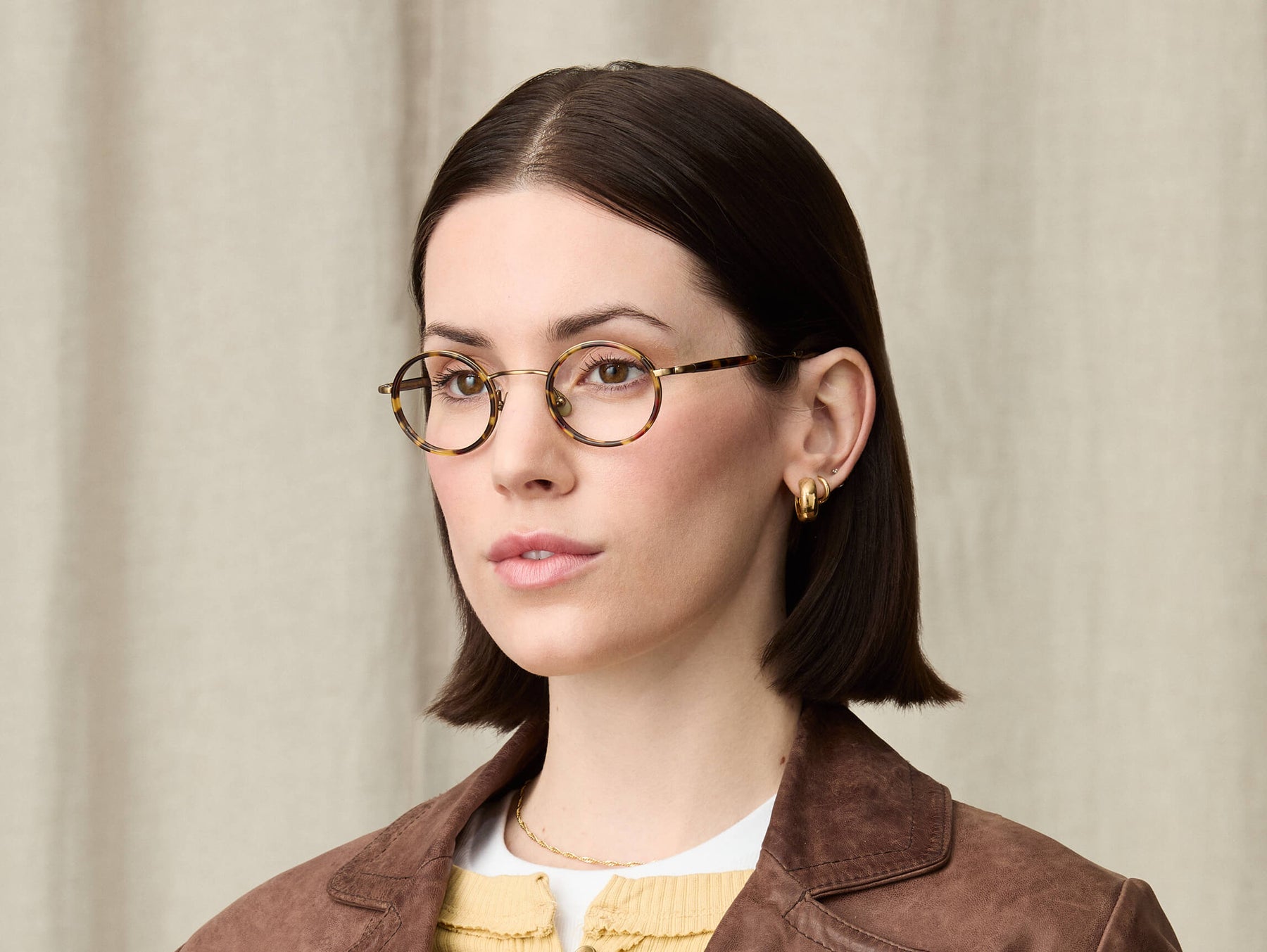 Model is wearing The COSNIC in size 44 in Tortoise