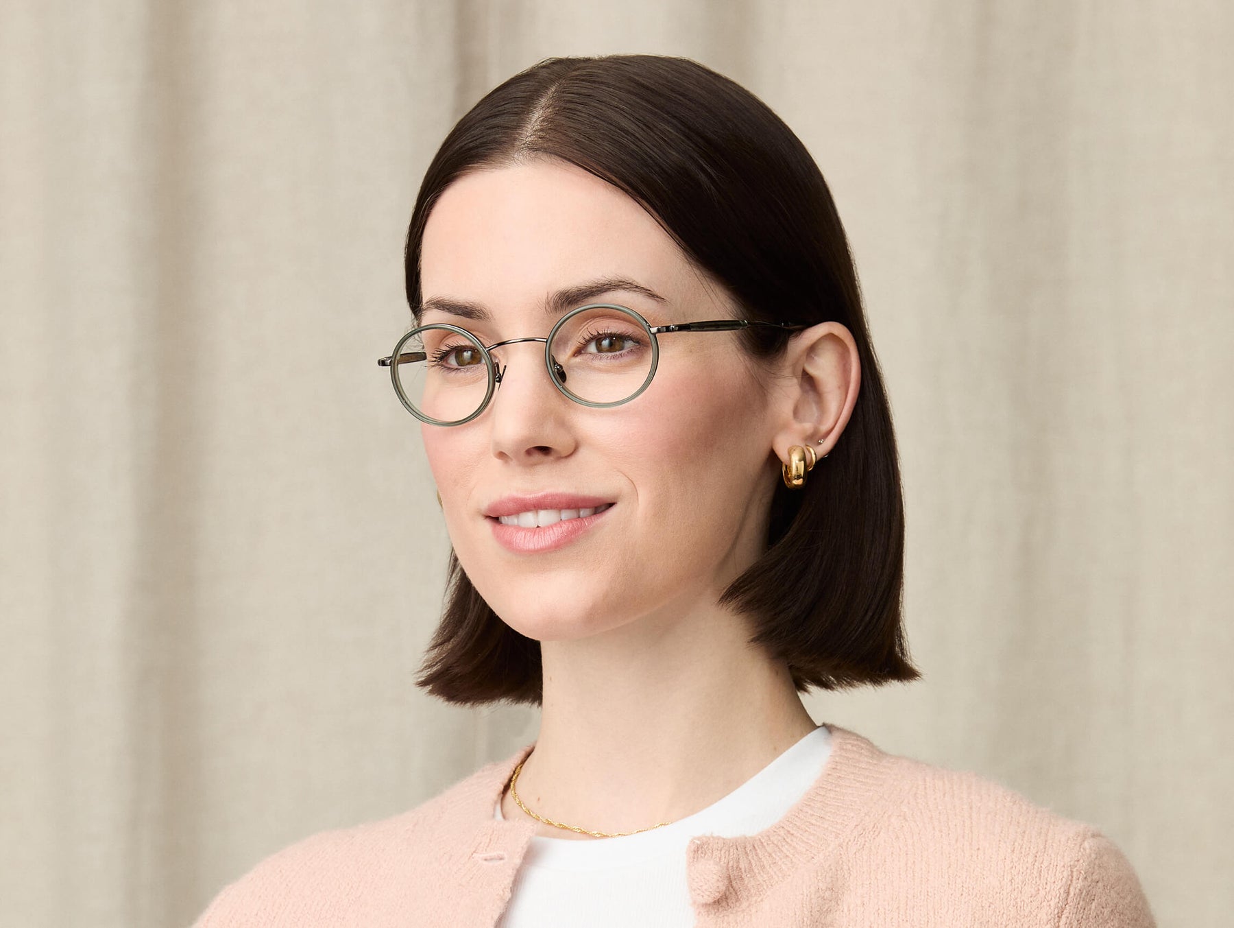 Model is wearing The COSNIC in size 44 in Pine