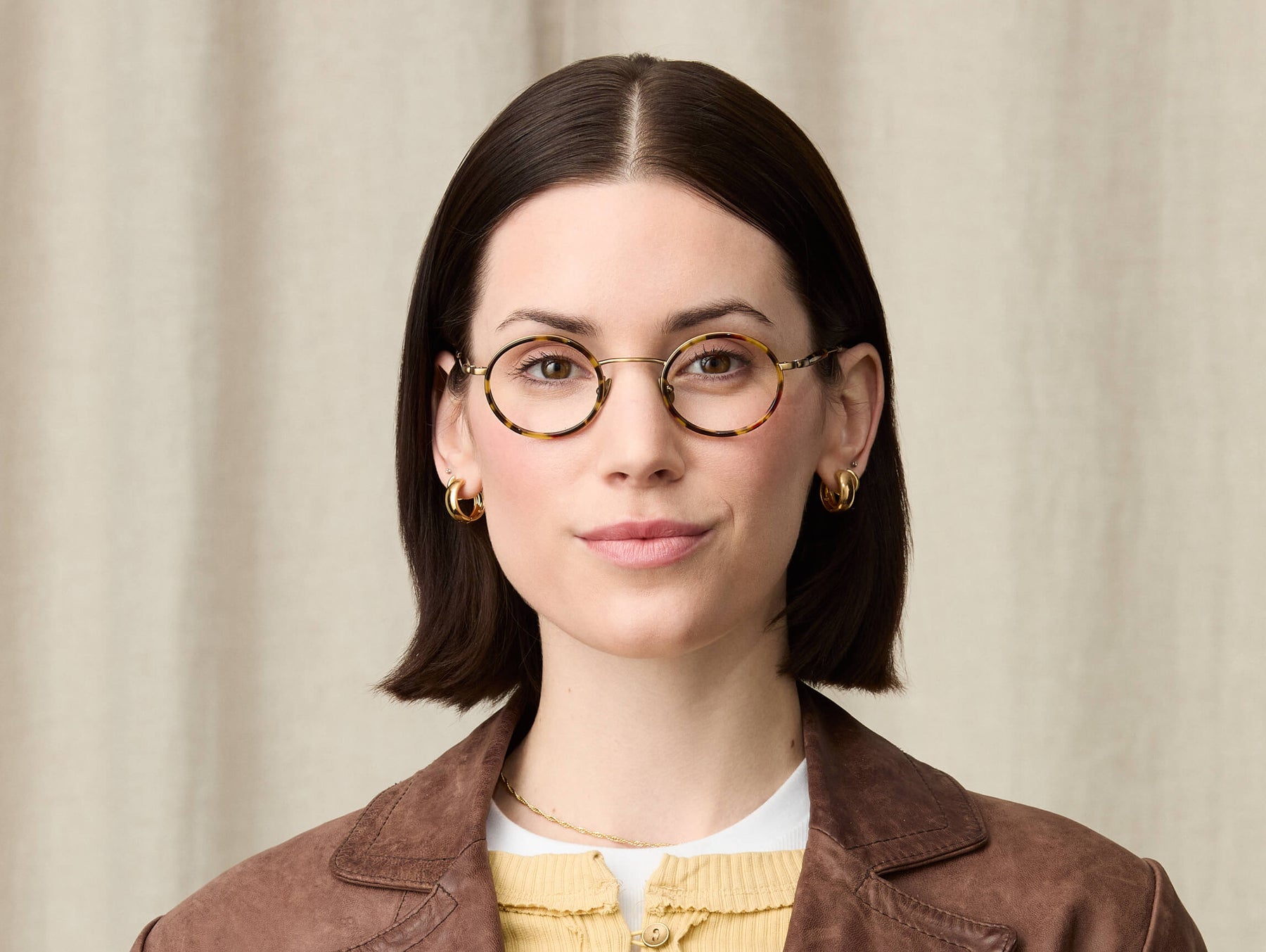 Model is wearing The COSNIC in size 44 in Tortoise