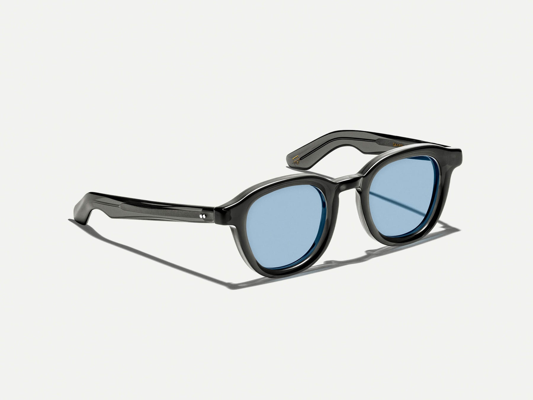 The DAHVEN in Grey with BLUE+ Tint