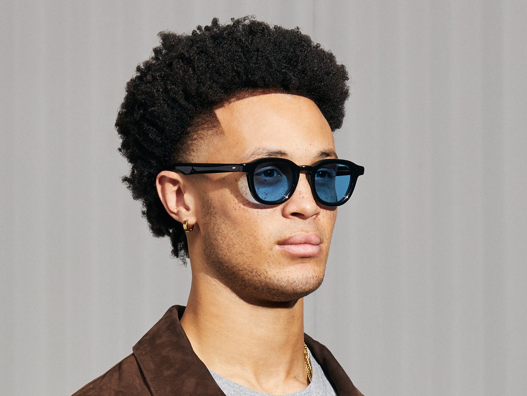 Model is wearing The DAHVEN in Black in size 47 with Celebrity Blue Tinted Lenses
