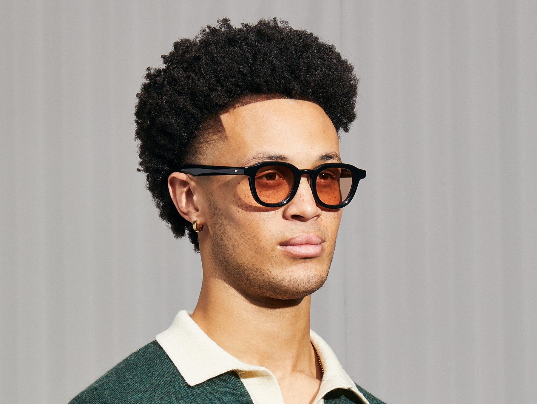 Model is wearing The DAHVEN in Black in size 47 with New York Rose Tinted Lenses