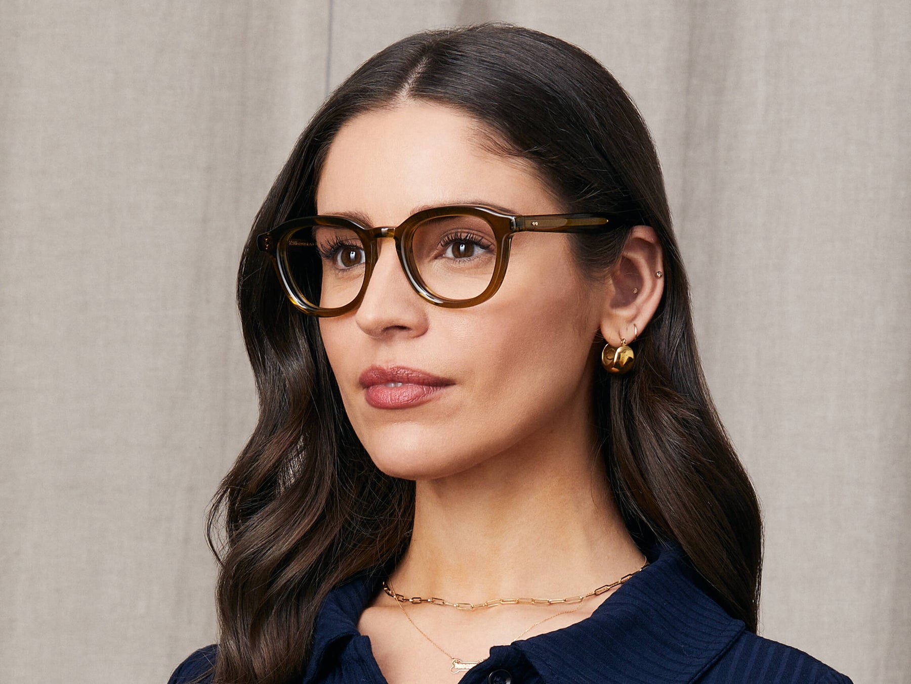 Model is wearing The DAHVEN in size 50 in Olive Brown