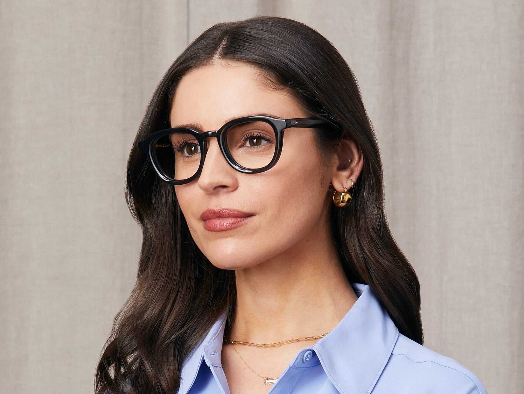 Model is wearing The DAHVEN in size 50 in Grey