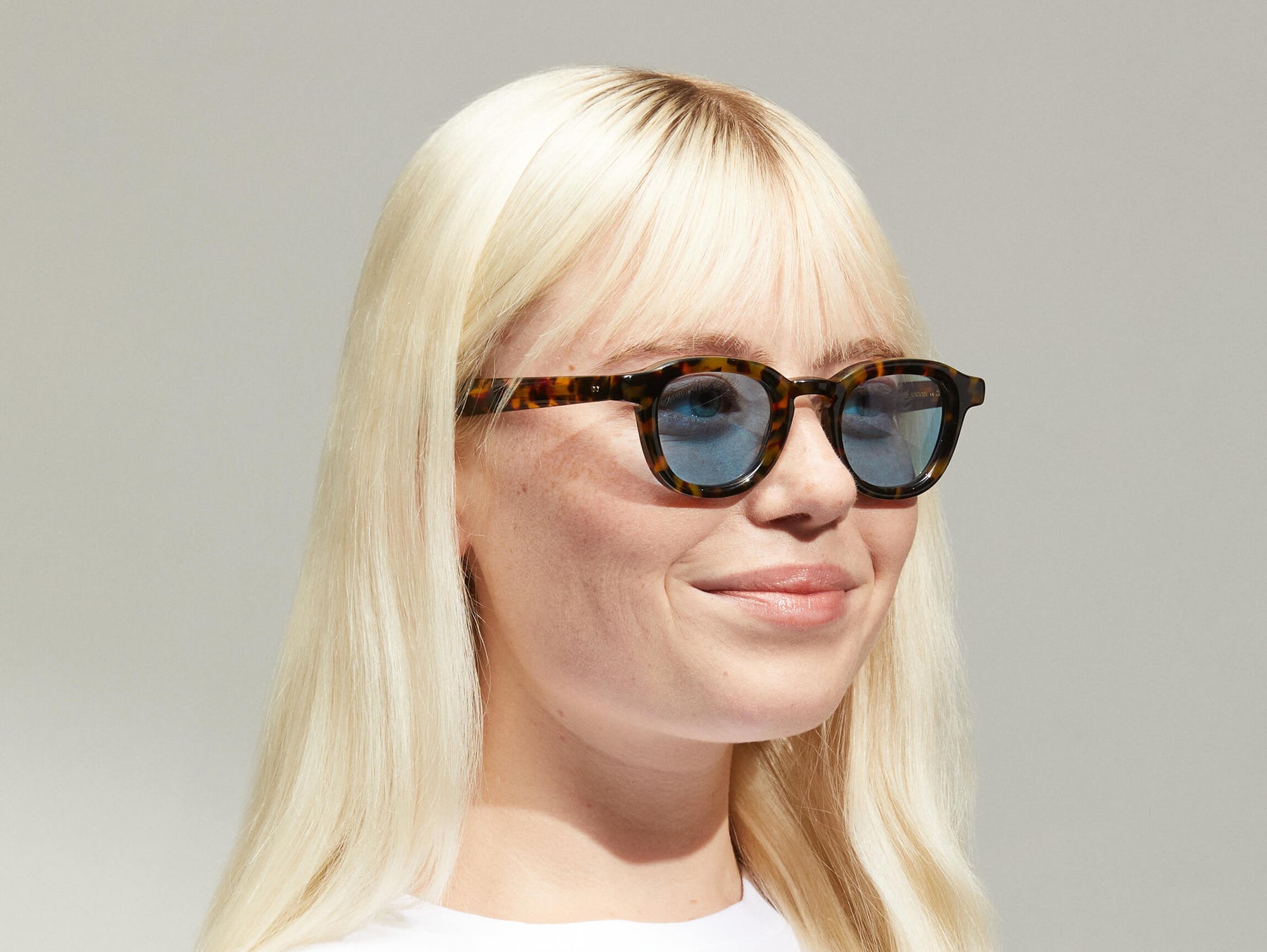 Model is wearing The DAHVEN in Tortoise size 44 with BLUE+ Tinted Lenses