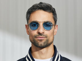 Model is wearing The FANAGLE SUN in Citron/Tortoise in size 53 with Celebrity Blue Tinted Lenses