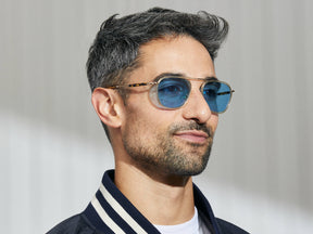 Model is wearing The FANAGLE SUN in Citron/Tortoise in size 53 with Celebrity Blue Tinted Lenses
