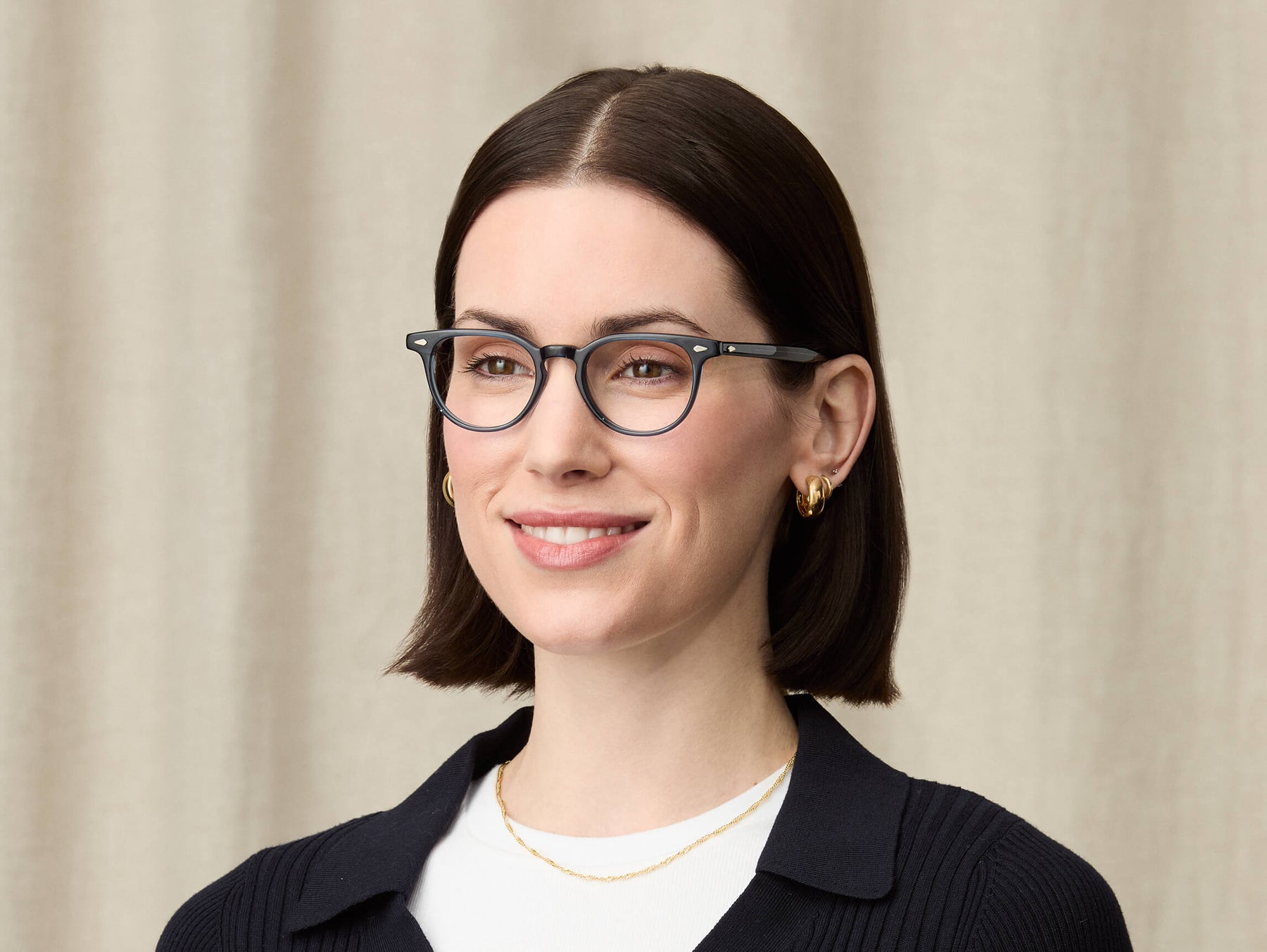 Model is wearing The FEVEL in size 46 in Navy