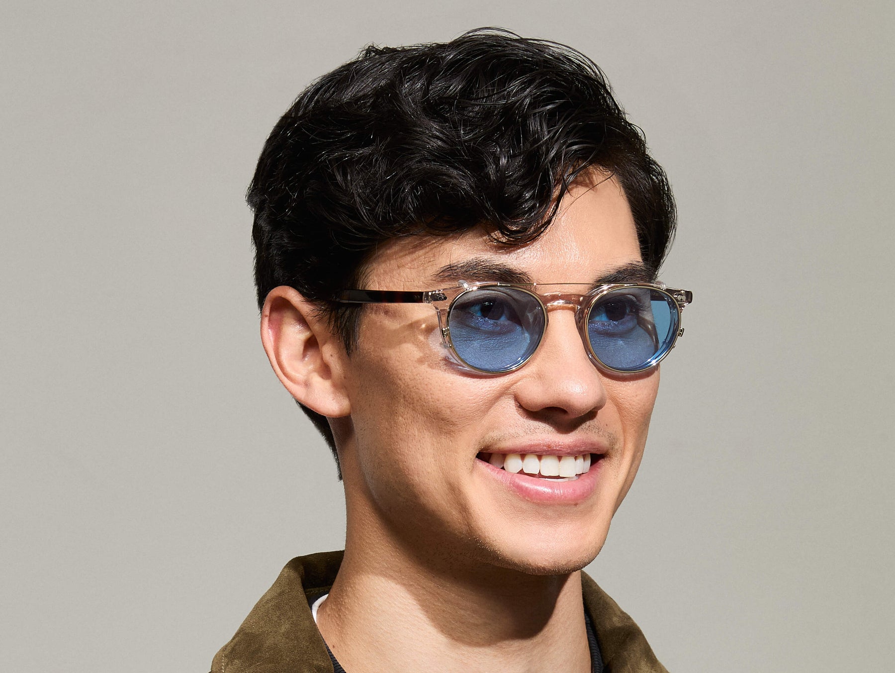 Model is wearing The FRANKIE CLIP in Gold in size 48 with Celebrity Blue Tinted Lenses