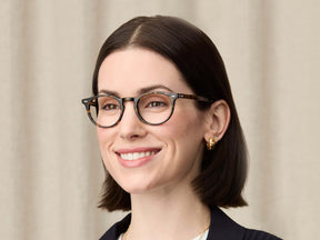 Model is wearing The FRANKIE in size 48 in Tortoise