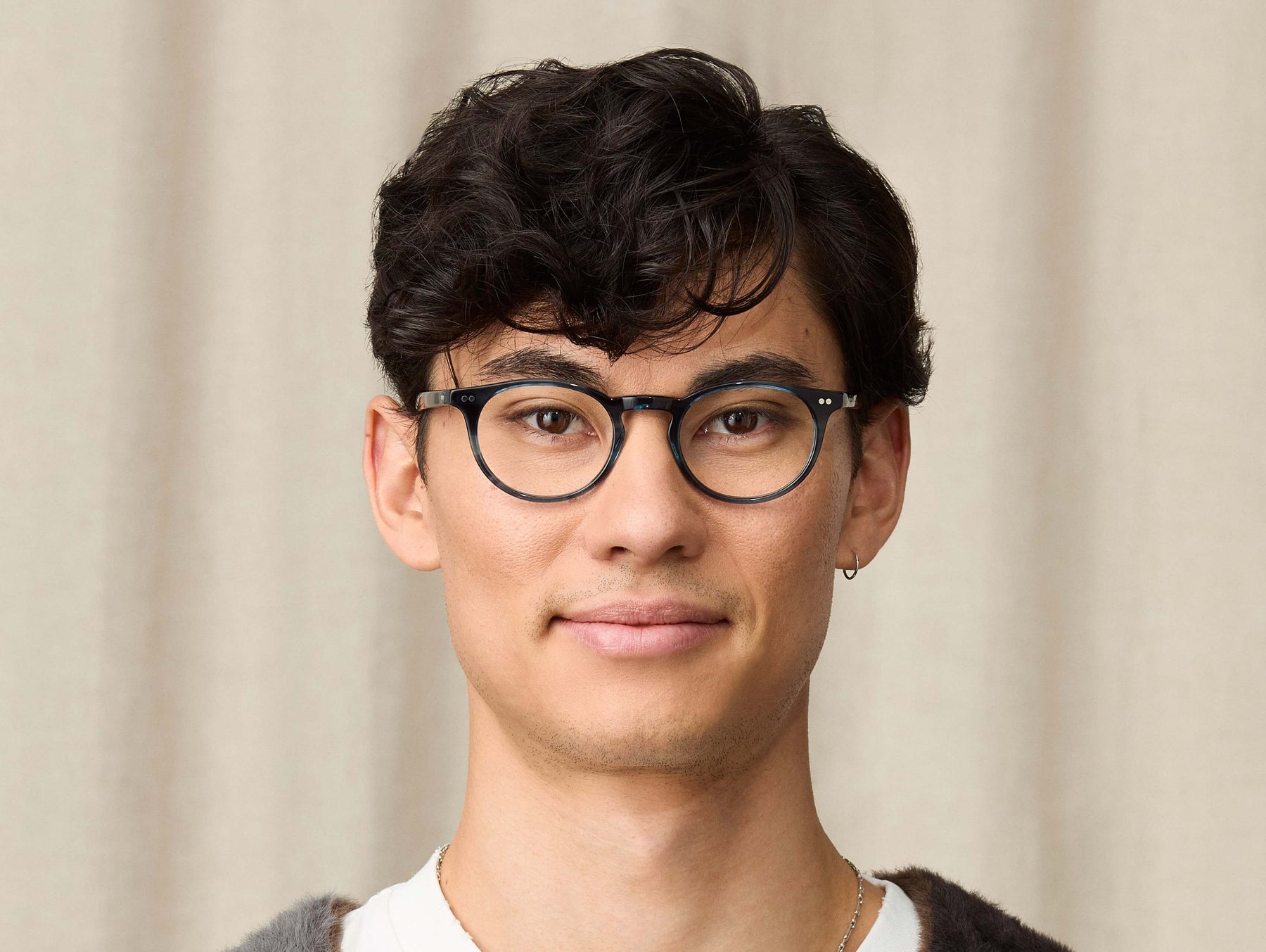 Model is wearing The FRANKIE in size 48 in Ink