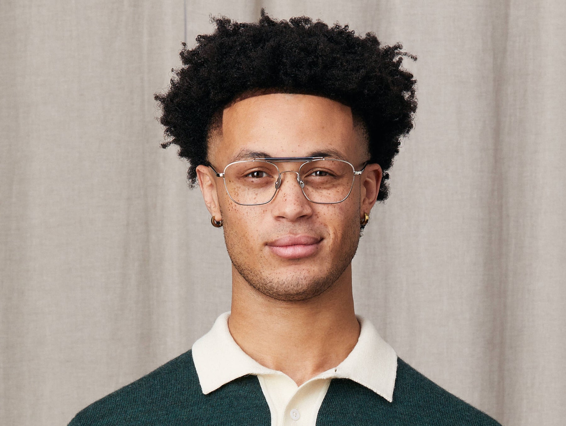 Model is wearing The GAFILTA in size 54 in Silver/Navy