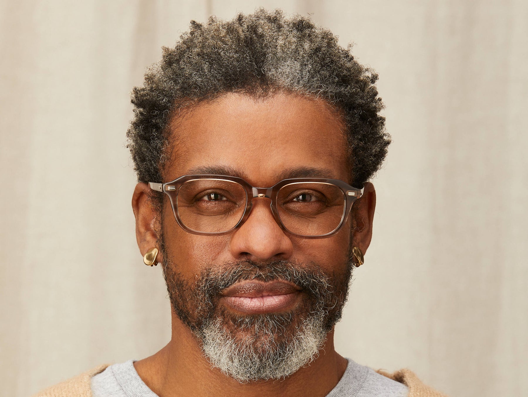 Model is wearing The GATKES in size 52 in Brown Ash