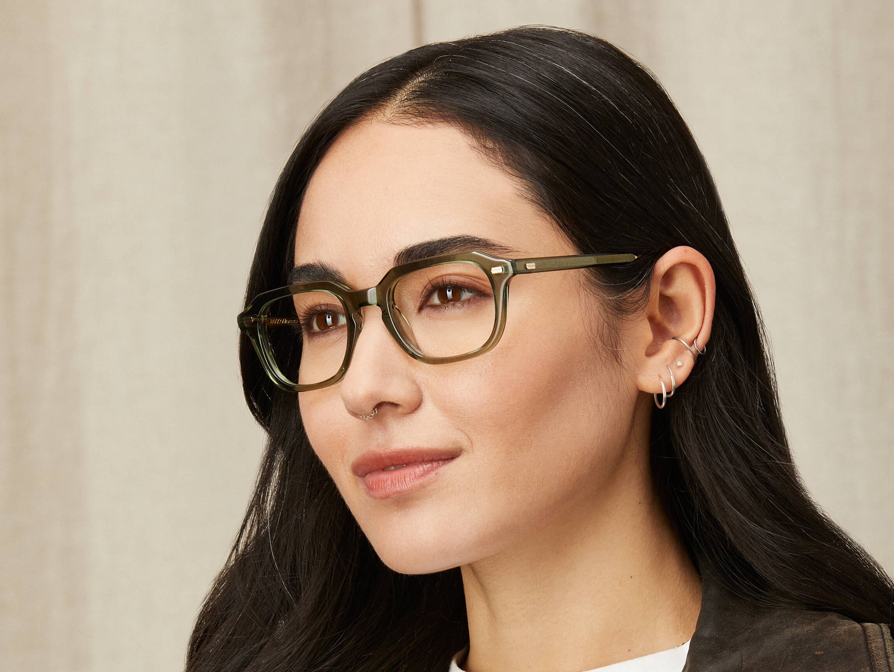 Model is wearing The GATKES in size 49 in Pine