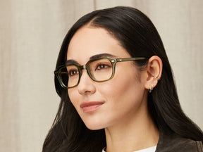 Model is wearing The GATKES in size 49 in Pine