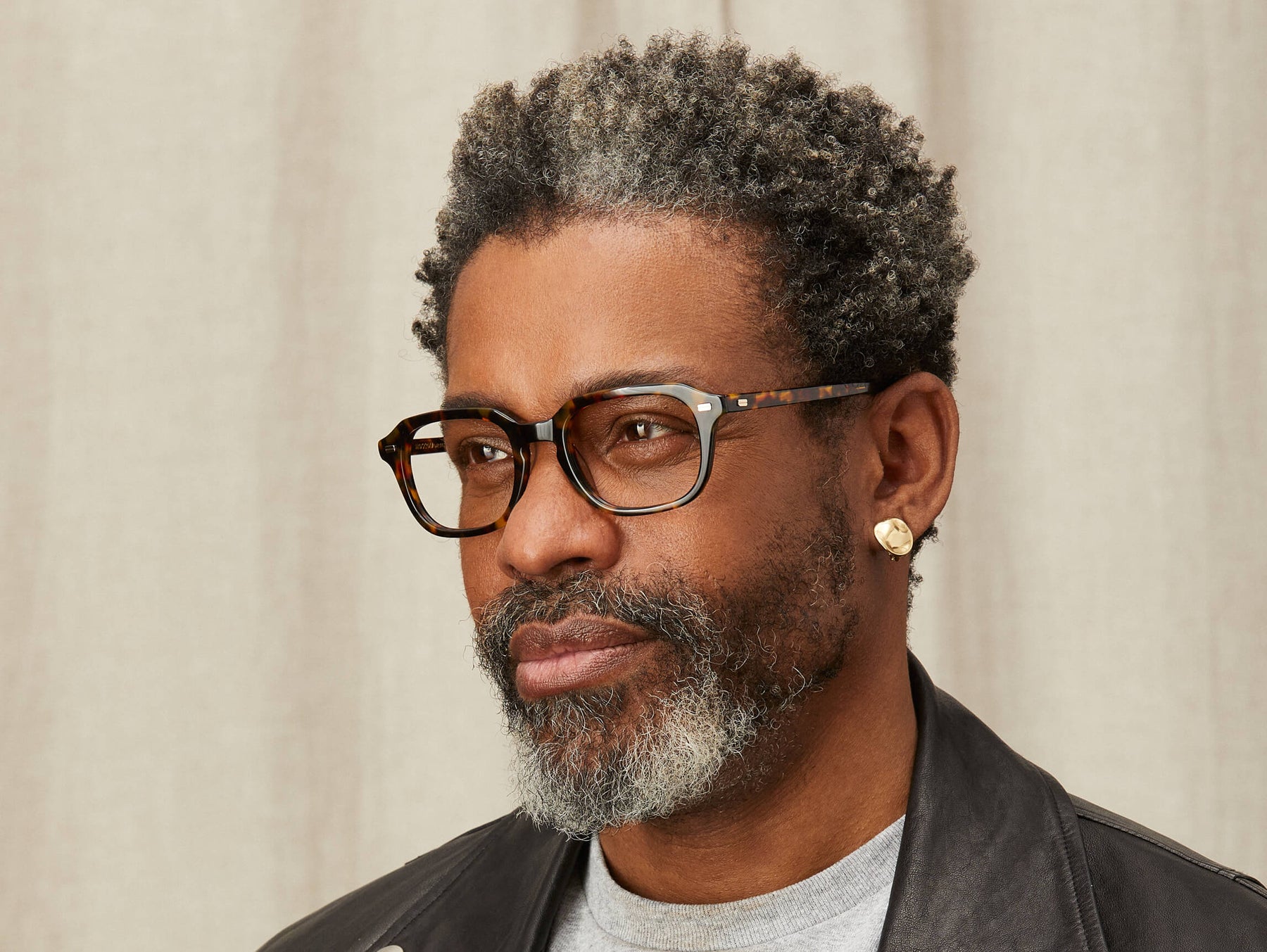 Model is wearing The GATKES in size 52 in Tortoise