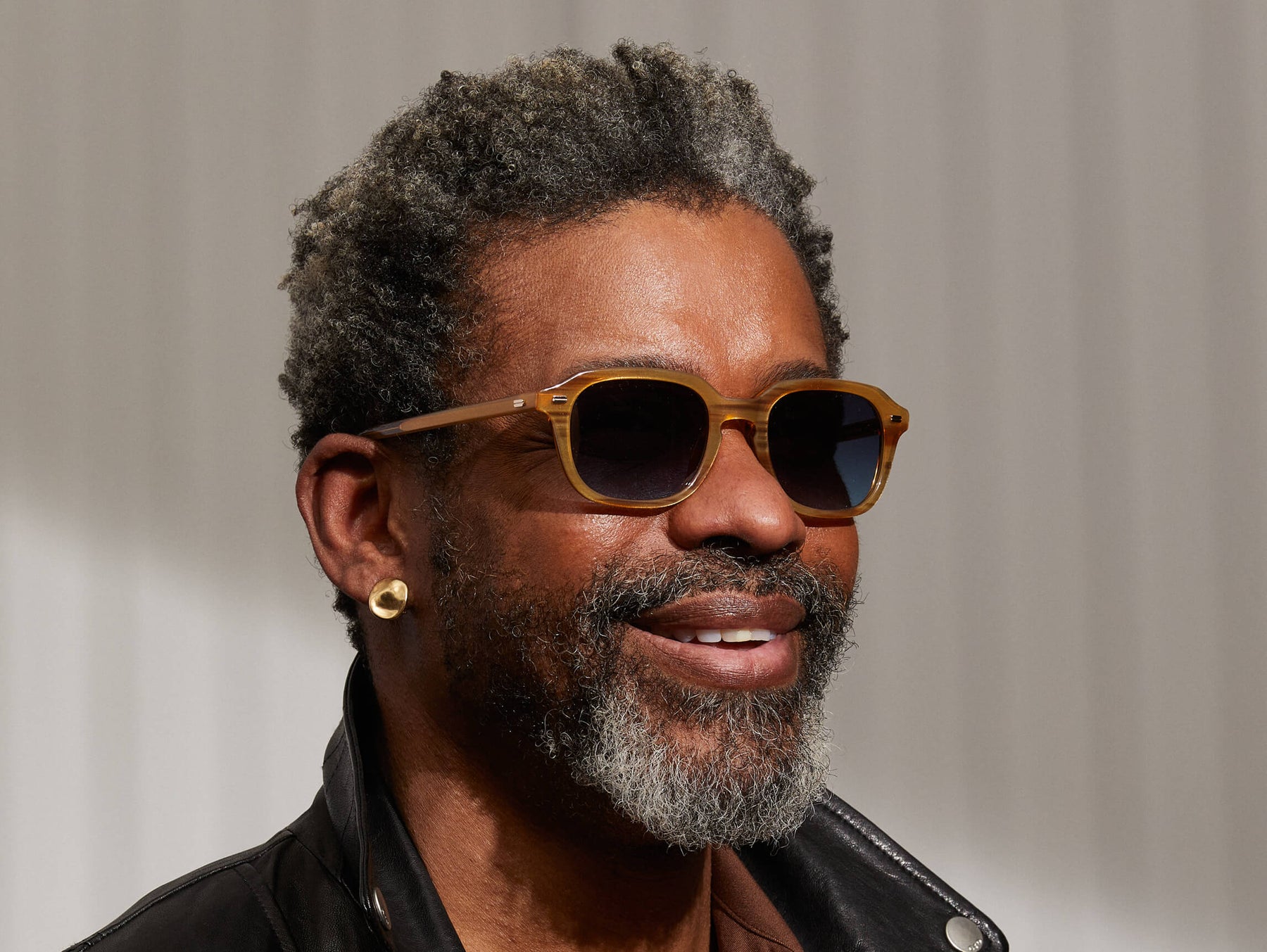 Model is wearing The GATKES SUN in Blonde in size 52 with Denim Blue Tinted Lenses