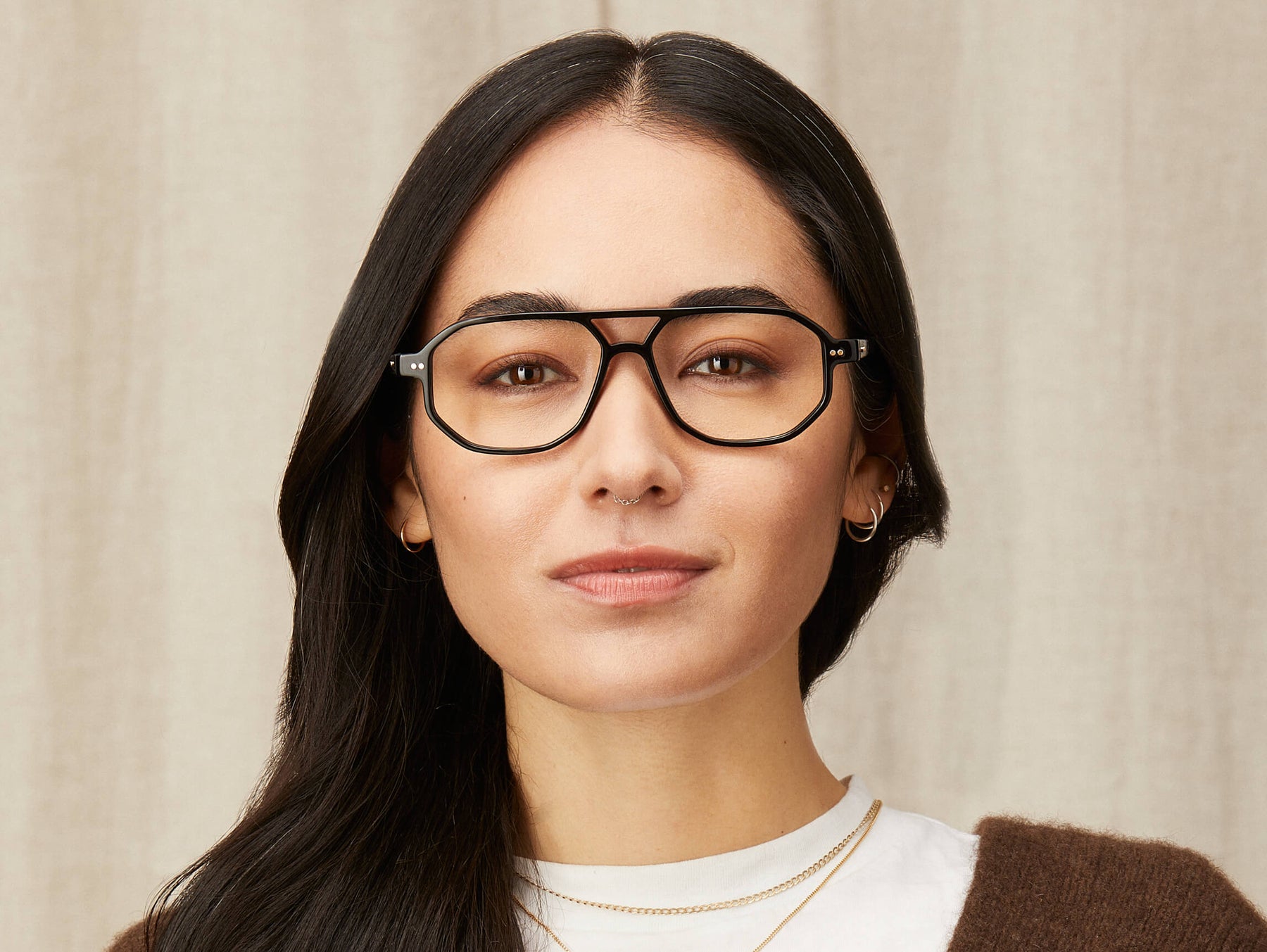 Model is wearing The GAZEEKTAL in size 55 in Black