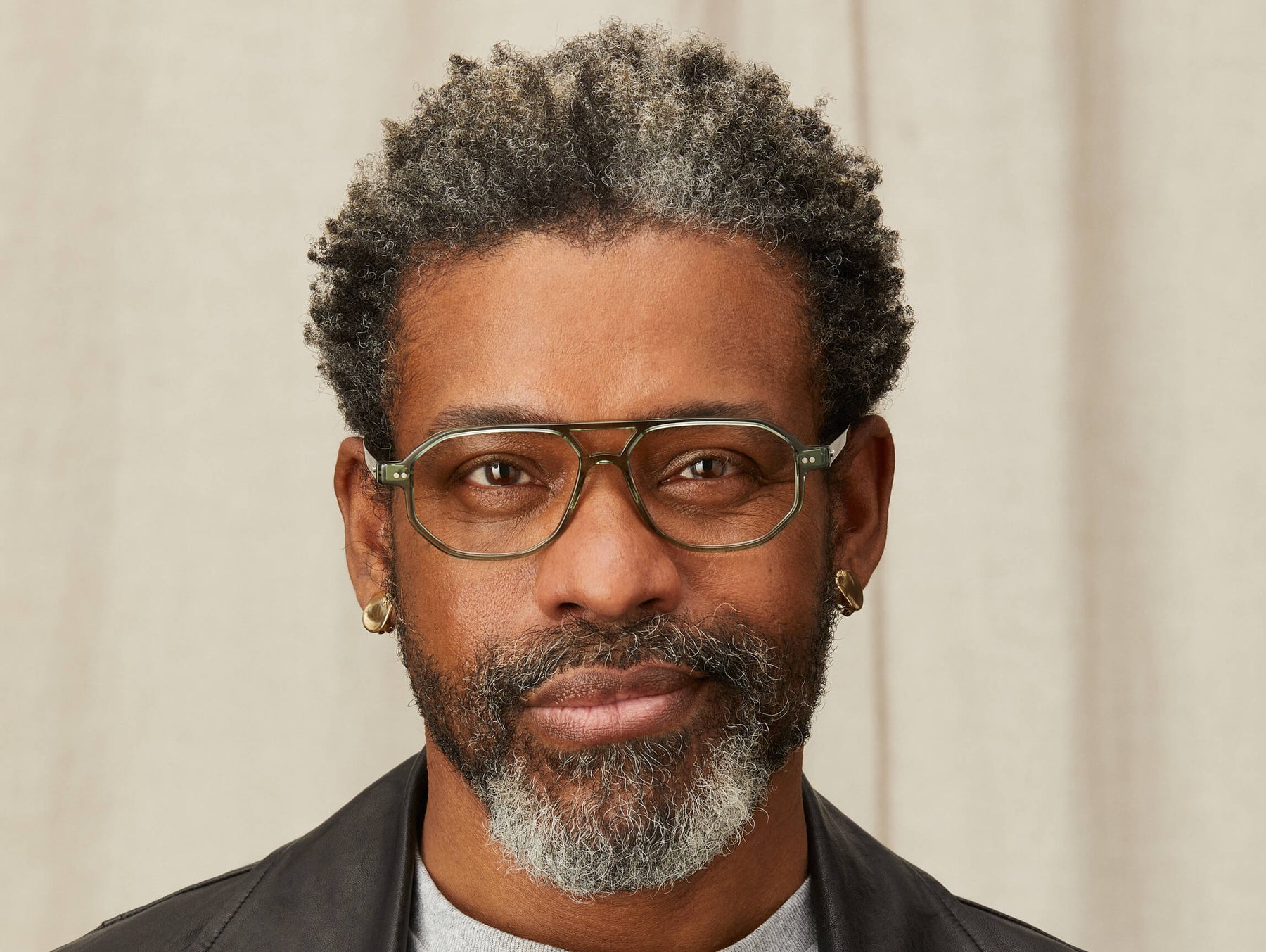 Model is wearing The GAZEEKTAL in size 55 in Pine