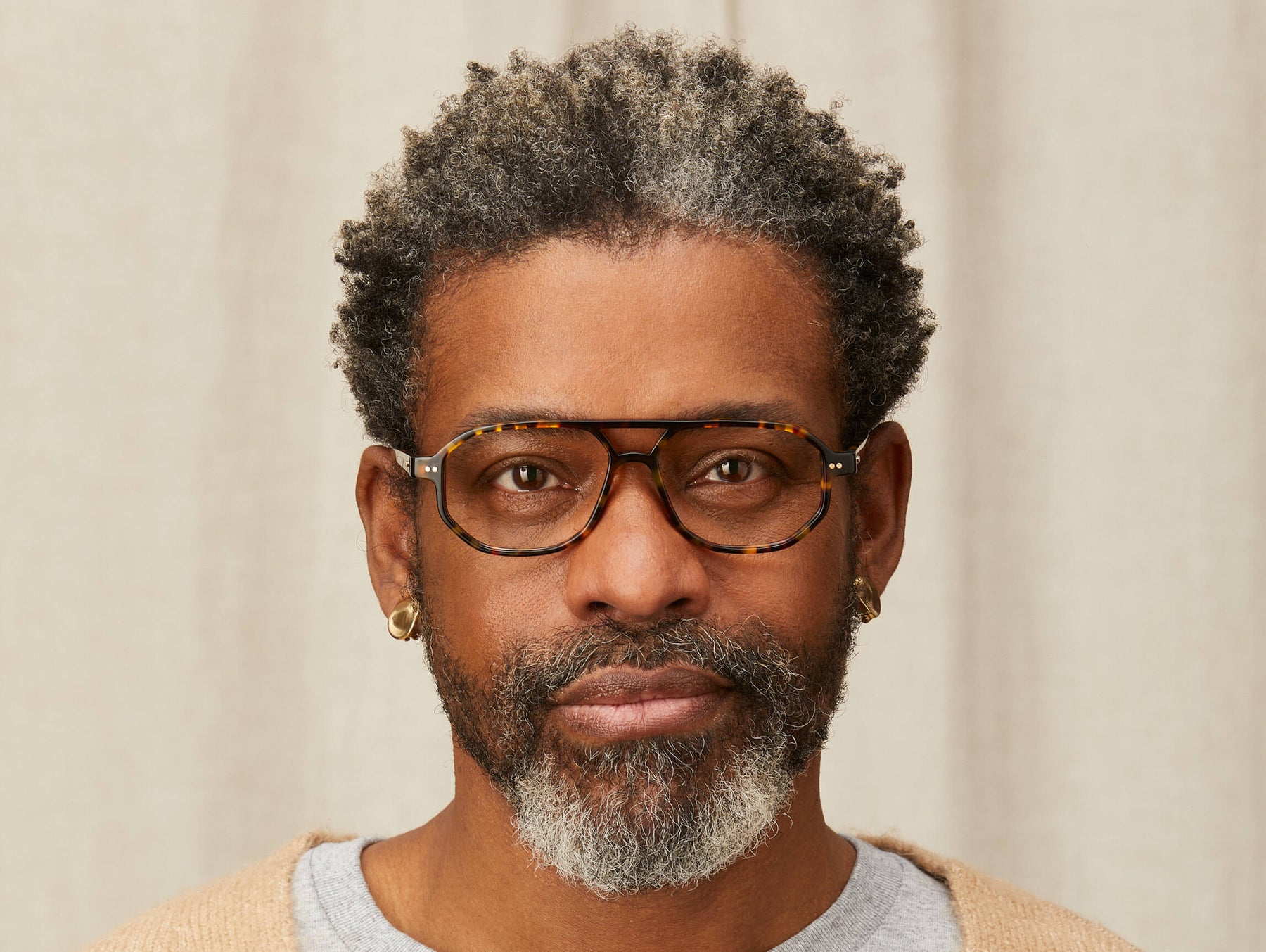 Model is wearing The GAZEEKTAL in size 55 in Tortoise